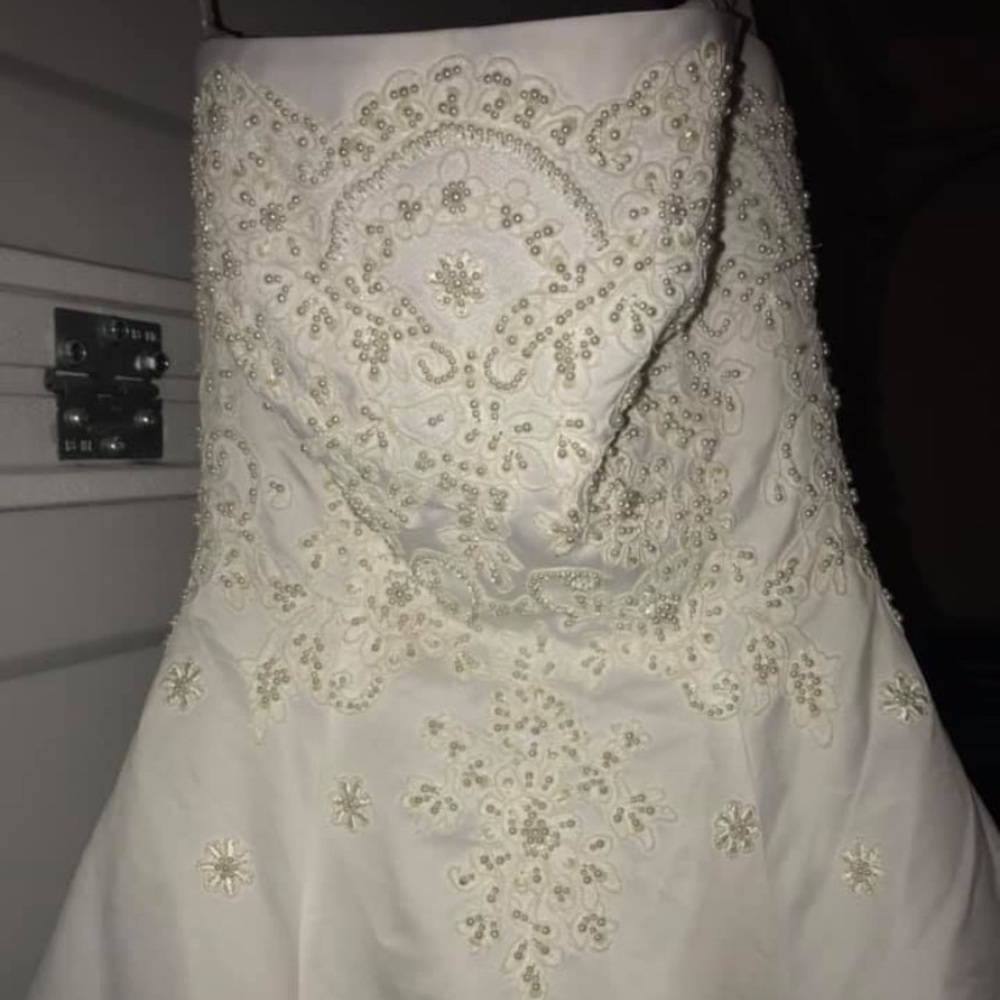 Strapless wedding dress
